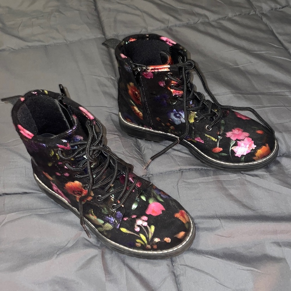 Kids size 3 Steve Madden boots